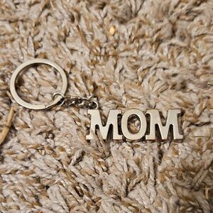 Silver-tone 'MOM' Keychain